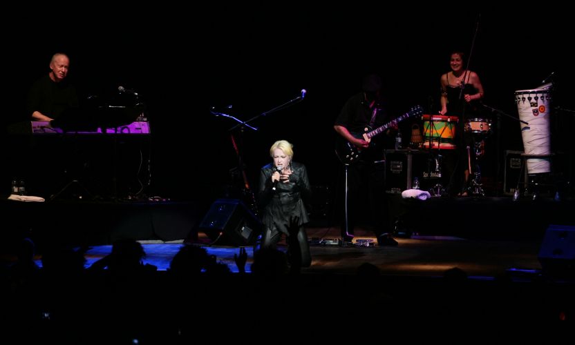 A cantora norte-americana Cyndi Lauper se apresenta no Via Funchal, em São Paulo (22/02/2011)