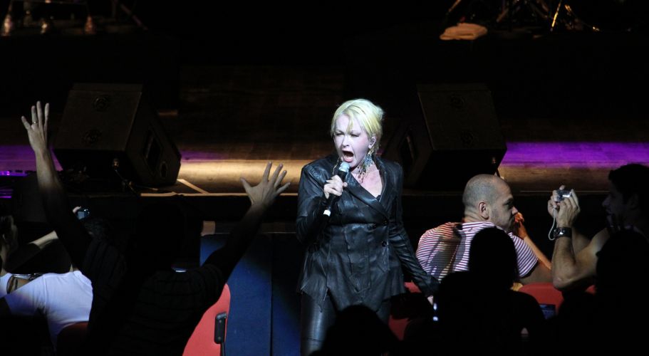 Cyndi Lauper canta próxima ao público em show na capital paulista, no Via Funchal (22/02/2011)