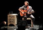 Marcelo Camelo apresenta show com voz e violão em São Paulo