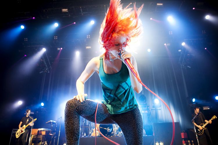 Assista ao clipe de “Playing God”, do Paramore