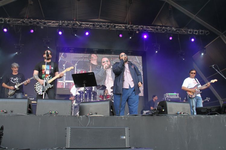 Banda De Orientação Cantando E Emperrando No Palco Em Mai Tai Bar Foto de  Stock Editorial - Imagem de partido, desempenho: 192236193