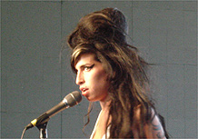 Amy Winehouse canta na tenda Mojave em Coachella