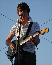 Alex Turner, vocalista do Arctic Monkeys, canta no fim da tarde do primeiro dia do Coachella