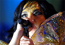 A cantora Björk durante apresentação no Rio de Janeiro (26/10/07)