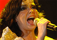 A cantora Björk se apresenta no Tim Festival no Rio de Janeiro (26/10/07)