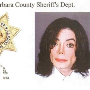 Michael Jackson  fichado ao ser preso sob acusao de molestar um menino de 13 anos (20/11/03)