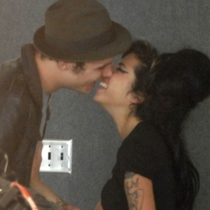 Amy Winehouse e Blake Fielder-Civil namoram no aeroporto de Los Angeles, poucos dias depois de se casarem (4/6/07)