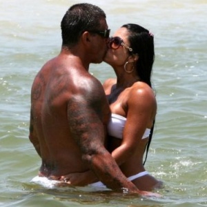 Alexandre Frota e Dani Sperle são visto aos beijos em praia carioca (26/12/09)