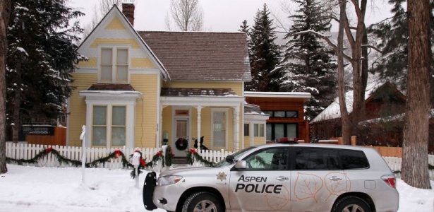 Polícia chega à casa de Charlie Sheen em Aspen, no dia de Natal (25/12/09)
