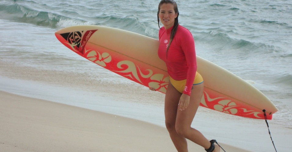A ex-BBB Fani Pacheco estreia pracha nova de surfe que ganhou no Natal