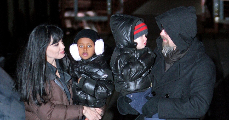 Angelina Jolie recebe a visita de Brad Pitt e das filhas Shiloh (dir.) e Zahara (esq.) no set do filme 