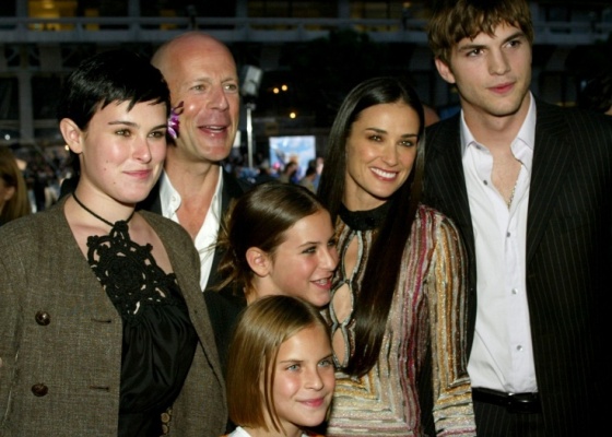 Bruce Willis com a ex-mulher Demi Moore e as filhas do casal, Rumor (esq.), Scout (centro) e Tallulah (abaixo), e Ashton Kutcher (atual marido de Demi) na premire de 
