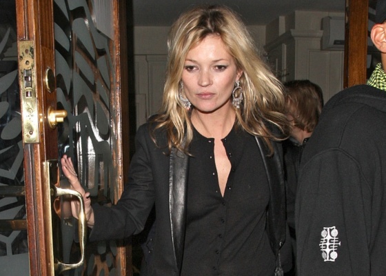Com blusa transparente, Kate Moss deixa clube noturno em Londres (16/11/2009)