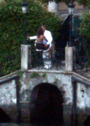 George Clooney beija Elisabetta Canalis no jardim da propriedade do ator, chamada Villa Oleandra e situada ao redor do Lago de Como (norte da Itlia)