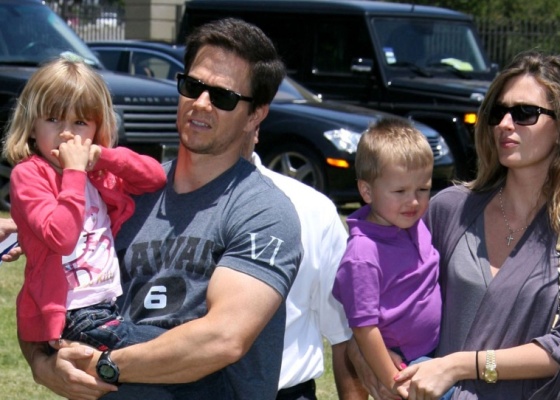 Mark Wahlberg, a mulher Rhea Durham, e dois dos quatro filhos do casal, Ella Wahlberg e Michael Wahlberg (8/6/2009)