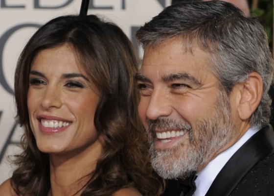 O ator George Clooney e a namorada Elisabetta Canalis no Globo de Ouro 2010 em Beverly Hills (17/1/2010)