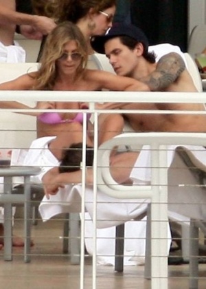 Jennifer Aniston e John Mayer no início do namoro, na piscina de um hotel em Miami (10/5/2008)