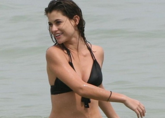Alinne Moraes na praia de So Conrado, no Rio (13/1/2010)
