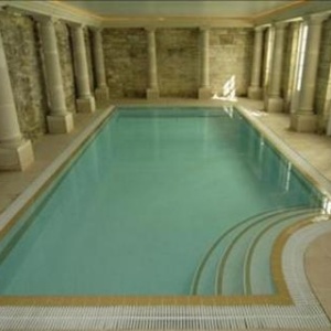 A piscina interna da casa de Nicolas Cage na cidade de Bath, no Reino Unido, comprada em 2007