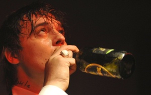 O cantor Pete Doherty durante apresentação no The Proud Galleries, em Londres (22/4/2009)