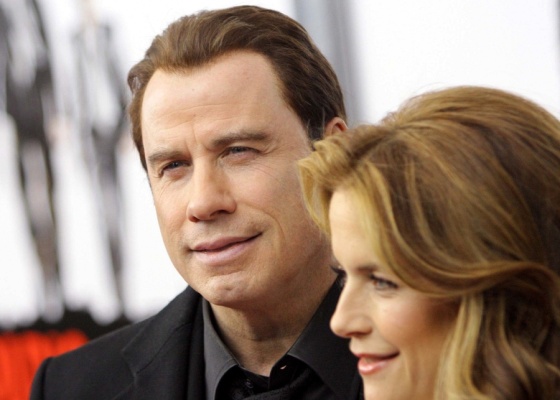 O ator John Travolta e a mulher Kelly Preston na premire de 
