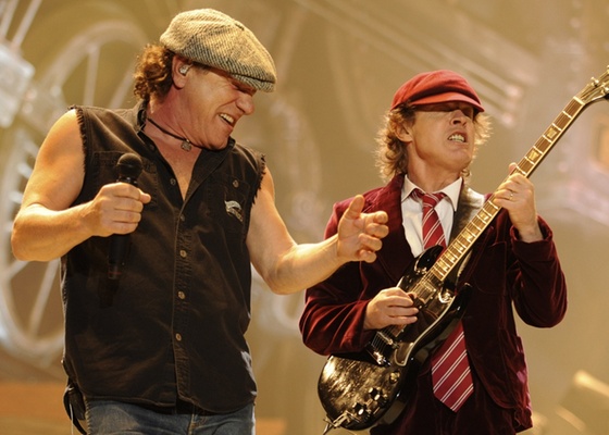 Os msicos Brian Johnson (esq.) e Angus Young (dir.), do AC/DC, durante apresentao em Wilkes-Barre, Pensilvnia (28/10/2008)