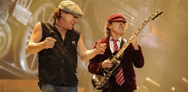 Os músicos Brian Johnson (esq.) e Angus Young (dir.), do AC/DC, durante apresentação em Wilkes-Barre, Pensilvânia (28/10/2008) - Getty Images