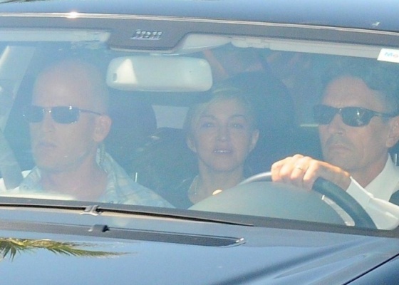 Aps desembarcar no Rio de Janeiro, Madonna segue para o Hotel Fasano (9/2/10)