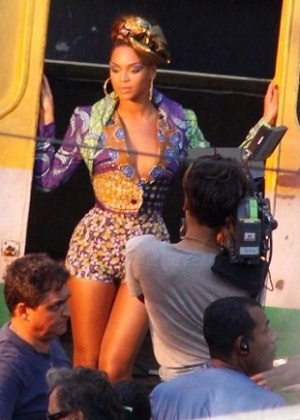 De roupa estampada e cabelo arrumado, Beyonc grava no Morro da Conceio, no centro do Rio de Janeiro (9/2/10)