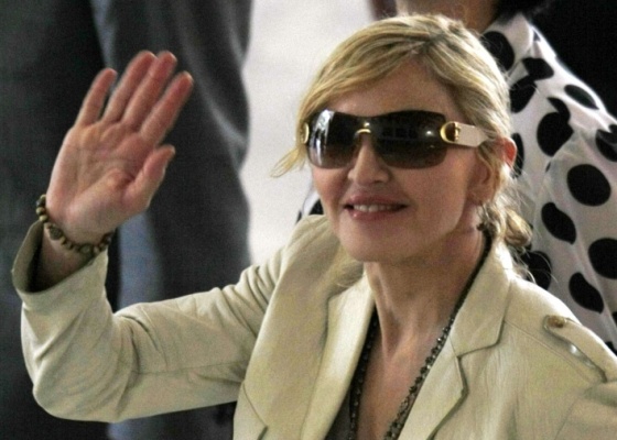 A cantora Madonna acena ao chegar ao Palcio dos Bandeirantes em So Paulo, para encontro com Jos Serra (10/2/2010)