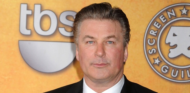 Alec Baldwin posa com seu prêmio de melhor ator no Screen Actors Guild Award (23/10/2010)