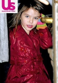 Suri Cruise, filha de Tom Cruise e Katie Holmes, sai de restaurante em NY usando batom cor-de-rosa (9/2/2010)