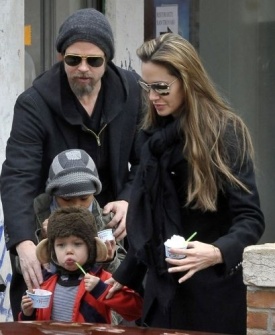 Brad Pitt e Angelina Jolie são fotografados com seus filhos em Veneza, na Itália (16/02/2010)