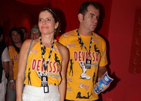 Deborah Bloch aparece com o DJ Plnio Profeta no camarote da Nova Schin, no carnaval do Rio (15/2/10)