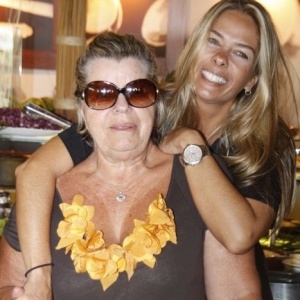 Adriane Galisteu com a me, dona Emma, na feijoada da Unidos da Tijuca, no Hotel Pestana em Copacabana, no Rio de Janiero (19/2/10)