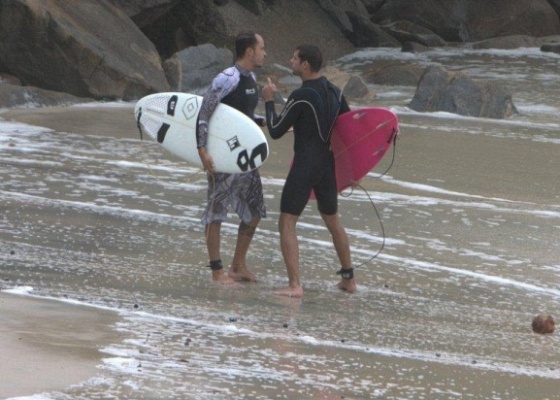 Paulinho Vilhena e Cau Reymond se desentendem em praia do Rio (26/2/10)
