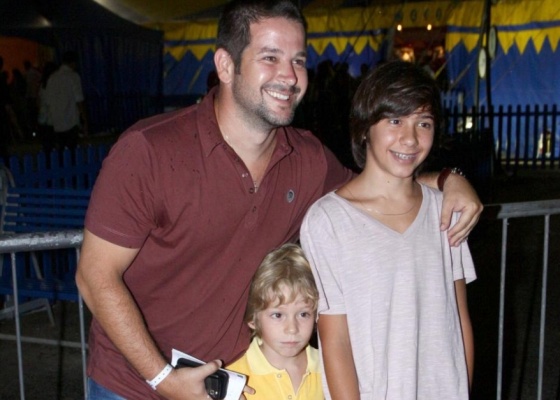 O ator Murilo Bencio com os filhos Pietro, de 4 anos, e Antnio, de 12 anos, no Cirque du Soleil, no Rio de Janeiro (8/1/10) 