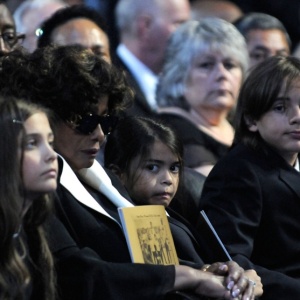 Katherine (ao centro, de óculos) e os três filhos de Michael Jackson (da esq. para a dir.), Paris, Blanket e Prince (07/07/2009)