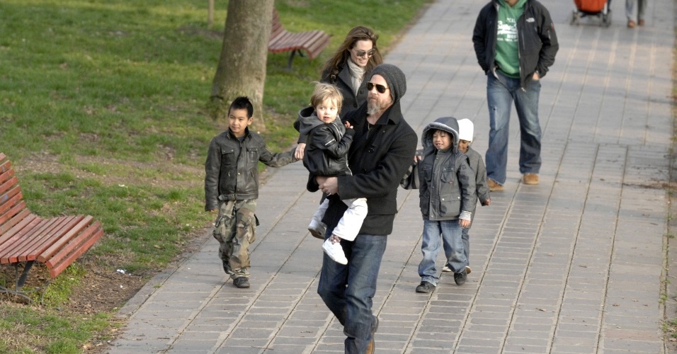Angelina Jolie e Brad Pitt passeiam com os filhos Maddox, Shiloh, Pax e Zahara (da esq. para a dir.) em parque de Veneza (6/3/2010)
