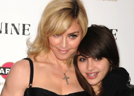 A cantora Madonna e sua filha Lourdes Maria na premire de 