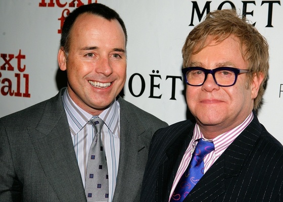 Elton John e seu companheiro, David Furnish (esq.), em festa em Nova York (10/03/2010)