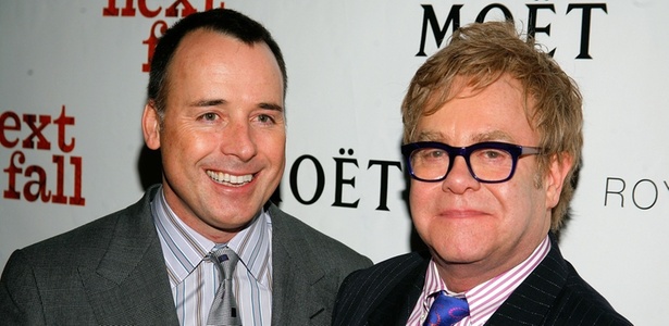 Elton John e seu companheiro, David Furnish (esq.), em festa em Nova York (10/3/10)