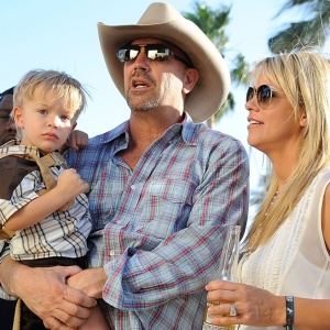 O ator Kevin Costner vai com a família ao Stagecoach Country Music Festival, na Califórnia (25/4/2009) - Frazer Harrison/Getty Images