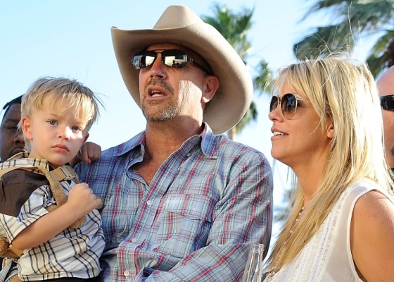 O ator Kevin Costner, sua mulher Christine Baumgartner e o filho do casal Cayden Wyatt Costner, no Stagecoach Country Music Festival em Indio, na Califrnia (25/4/2009)