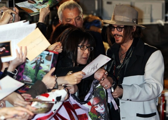 O ator Johnny Depp atende fãs no lançamento de "Alice no País das Maravilhas" em Tóquio (22/3/2010)
