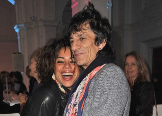 O músico Ron Wood e a estudante e professora de pólo brasileira Ana Araújo durante evento em Londres (18/3/2010)