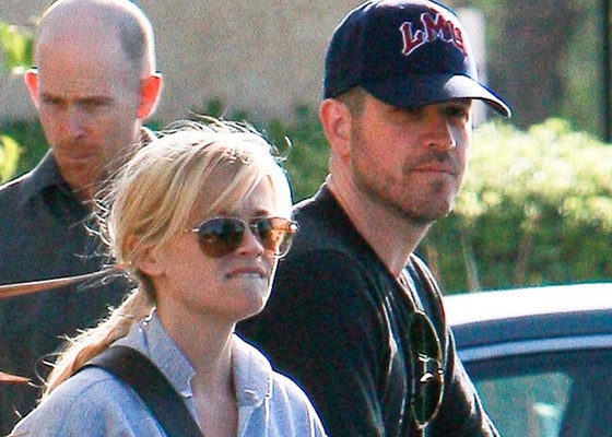 A atriz Reese Witherspoon deixa supermercado em Los Angeles com o namorado Jim Toth (24/3/2010)