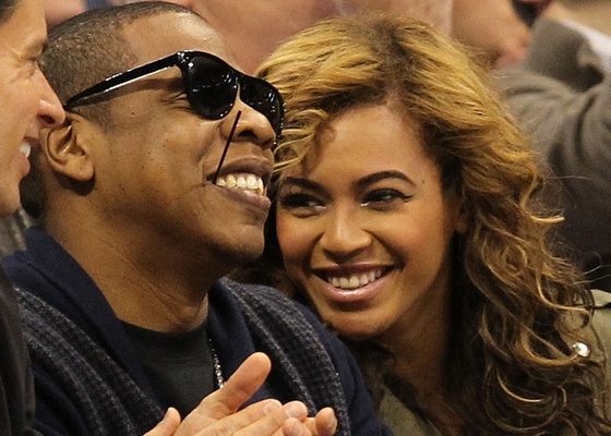 O rapper Jay-Z e a cantora Beyonc assistem ao jogo de Los Angeles Lakers e Dallas Mavericks em Dallas, no Texas (24/2/2010)