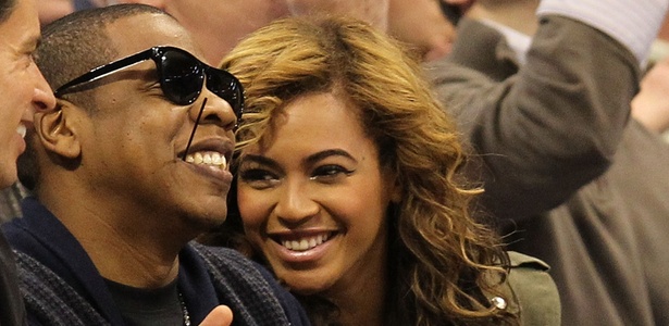 O rapper Jay-Z e a cantora Beyoncé assistem ao jogo de Los Angeles Lakers e Dallas Mavericks, no American Airlines Center em Dallas, no Texas (24/2/2010)