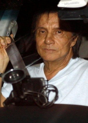 Roberto Carlos deixa hospital onde visitou a me Lady Laura (31/3/2010)